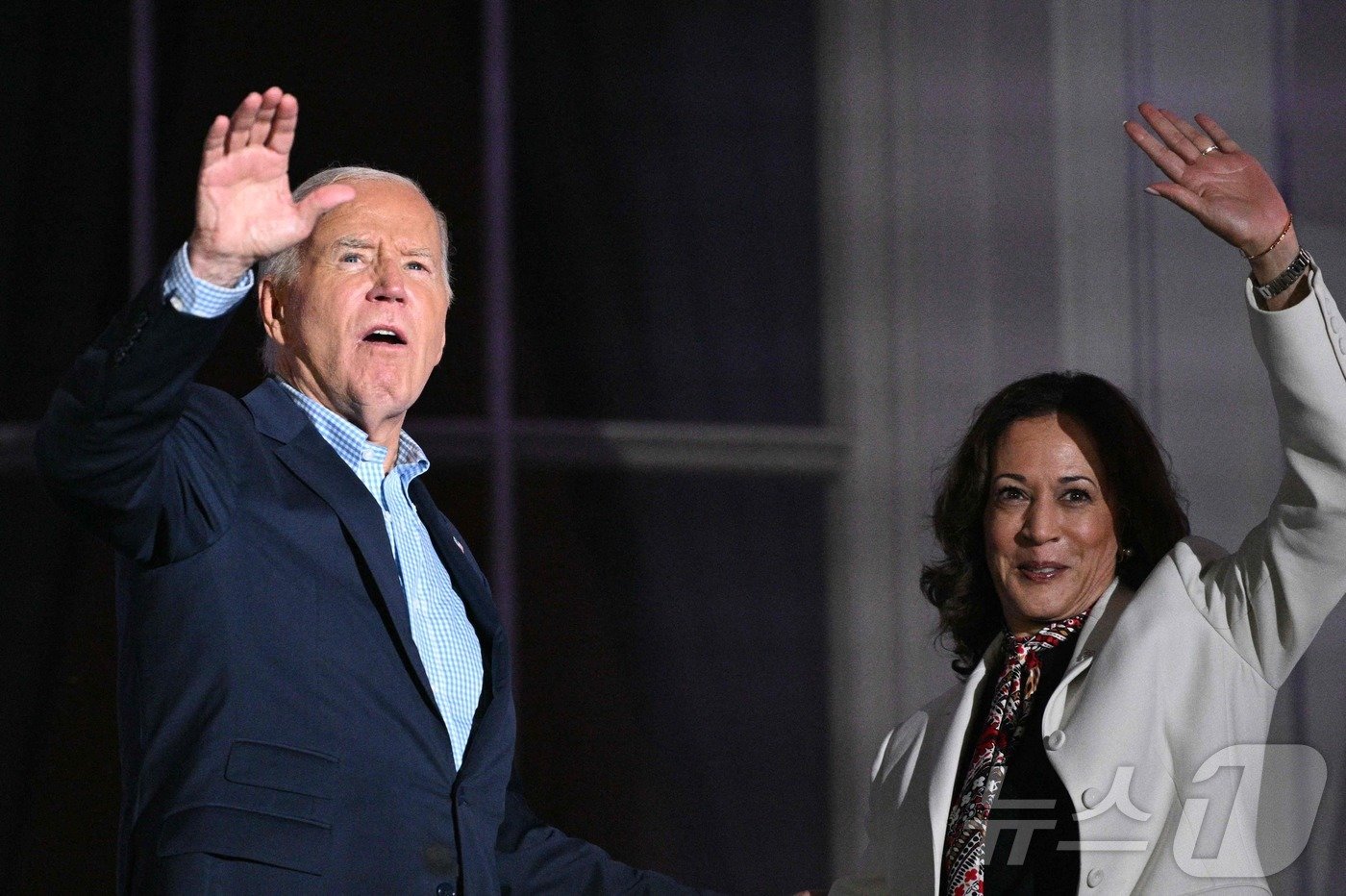 본문 이미지 - 조 바이든 미국 대통령이 지난 4일 (현지시간) 워싱턴 백악관에서 열린 독립 기념일 축하 행사 중 카멀라 해리스 부통령과 발코니서 손을 흔들고 있다. 2024.07.05 ⓒ AFP=뉴스1 ⓒ News1 우동명 기자