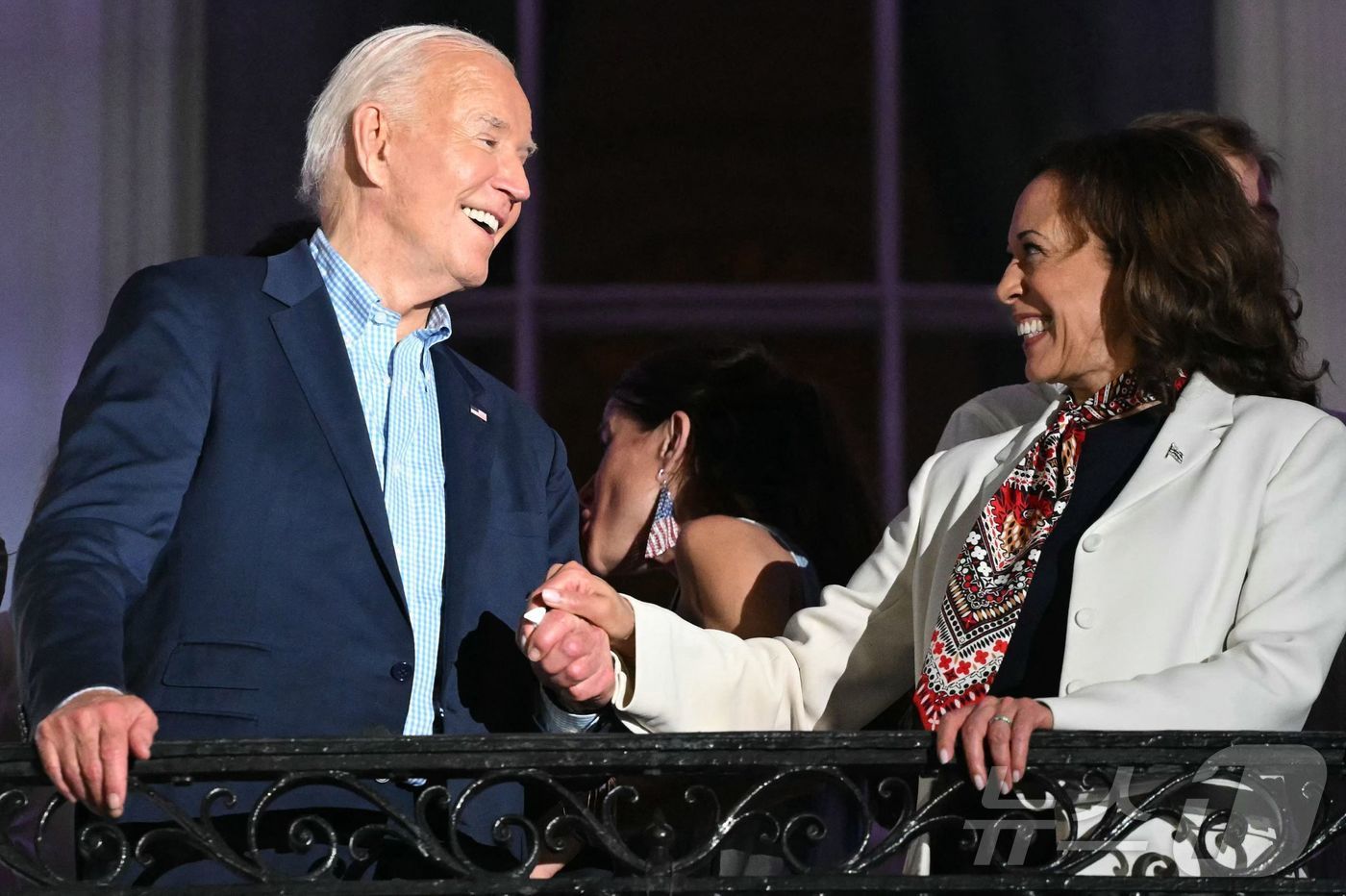 본문 이미지 - 조 바이든 미국 대통령이 4일(현지시간) 워싱턴 백악관에서 열린 독립기념일 축하 행사 중 카멀라 해리스 부통령과 발코니에서 손을 잡고 있다. 2024.07.05. ⓒ AFP=뉴스1 ⓒ News1 우동명 기자