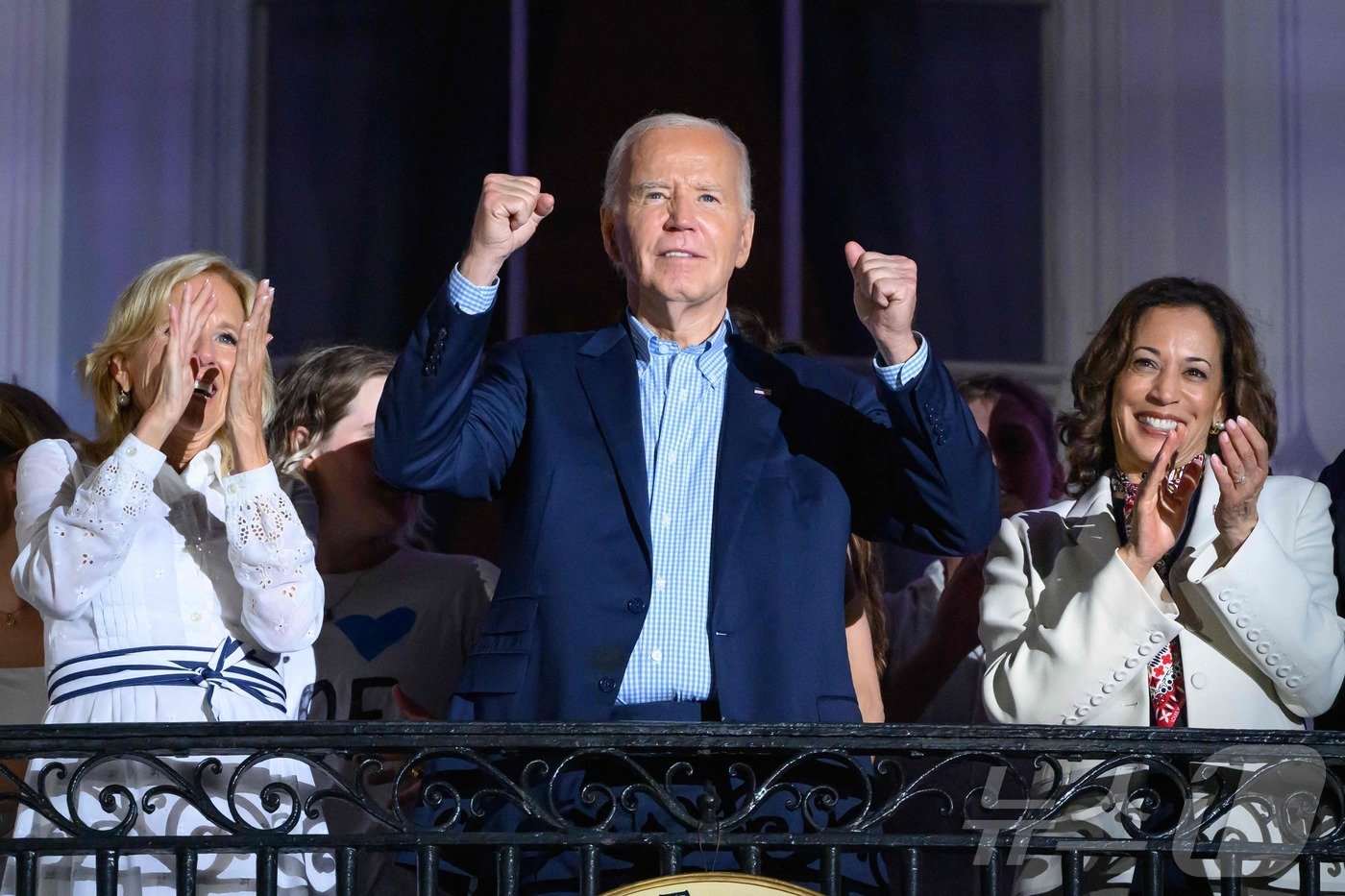 본문 이미지 - 조 바이든 미국 대통령이 4일 (현지시간) 워싱턴 백악관 발코니에서 독립 기념일 축하 불꽃놀이 행사를 부인 질 바이든 여사, 카멀라 해리스 부통령과 보고 있다. 2024.07.05 ⓒ AFP=뉴스1 ⓒ News1 우동명 기자