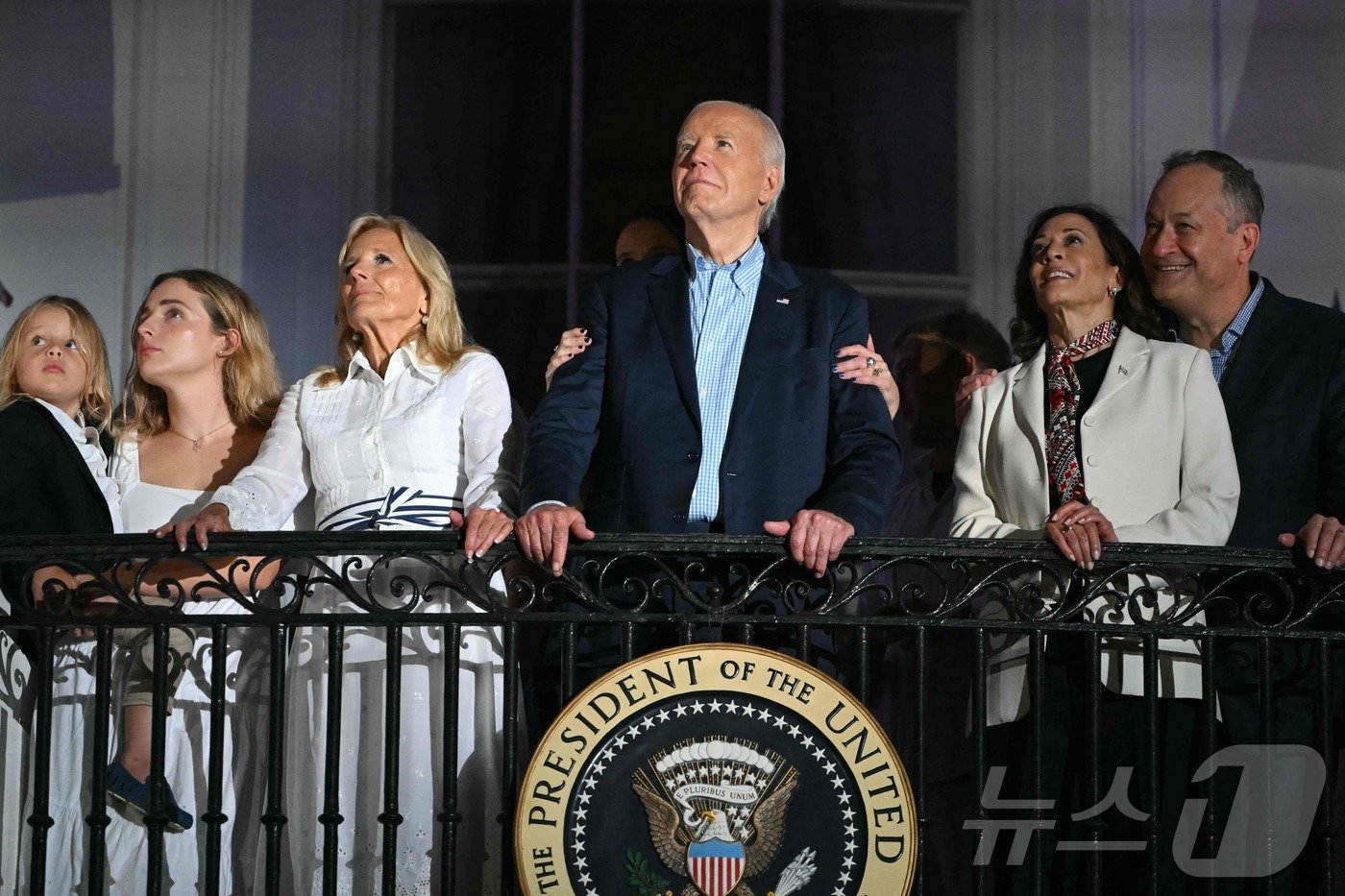 본문 이미지 - 조 바이든 미국 대통령과 부인 질 바이든 여사가 4일(현지시간) 워싱턴 백악관 발코니에서 독립기념일 축하 불꽃놀이를 카멀라 해리스 부통령, 남편 더글러스 엠호프와 보고 있다. 2024.07.05. ⓒ AFP=뉴스1 ⓒ News1 우동명 기자