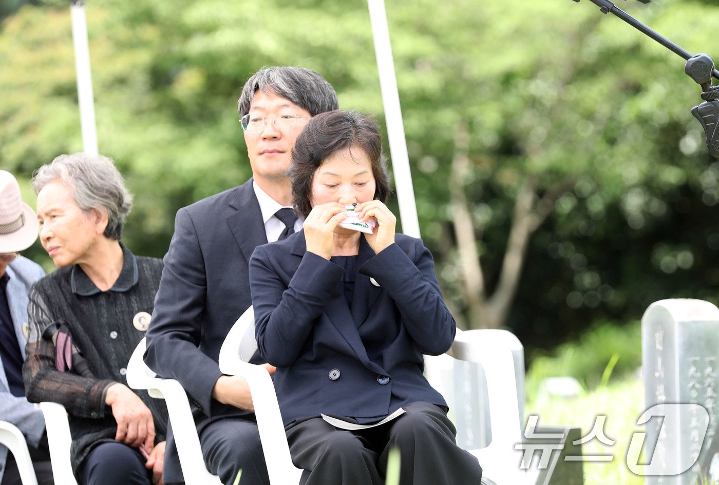 본문 이미지 - 1987년 6월 항쟁의 기폭제가 된 이한열 열사의 37주기 추모식이 5일 광주 북구 망월동 민족민주열사에서 거행된 가운데 이숙례 큰누나가 눈물을 닦고 있다. 2024.7.5/뉴스1 ⓒ News1 박지현 기자