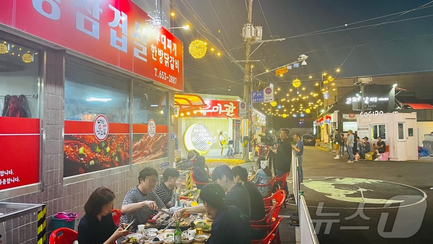 지난해 열린 제천시 명동갈비골목의 &#39;고기데이&#39; 행사.&#40;제천시 제공&#41;2024.7.6/뉴스1 