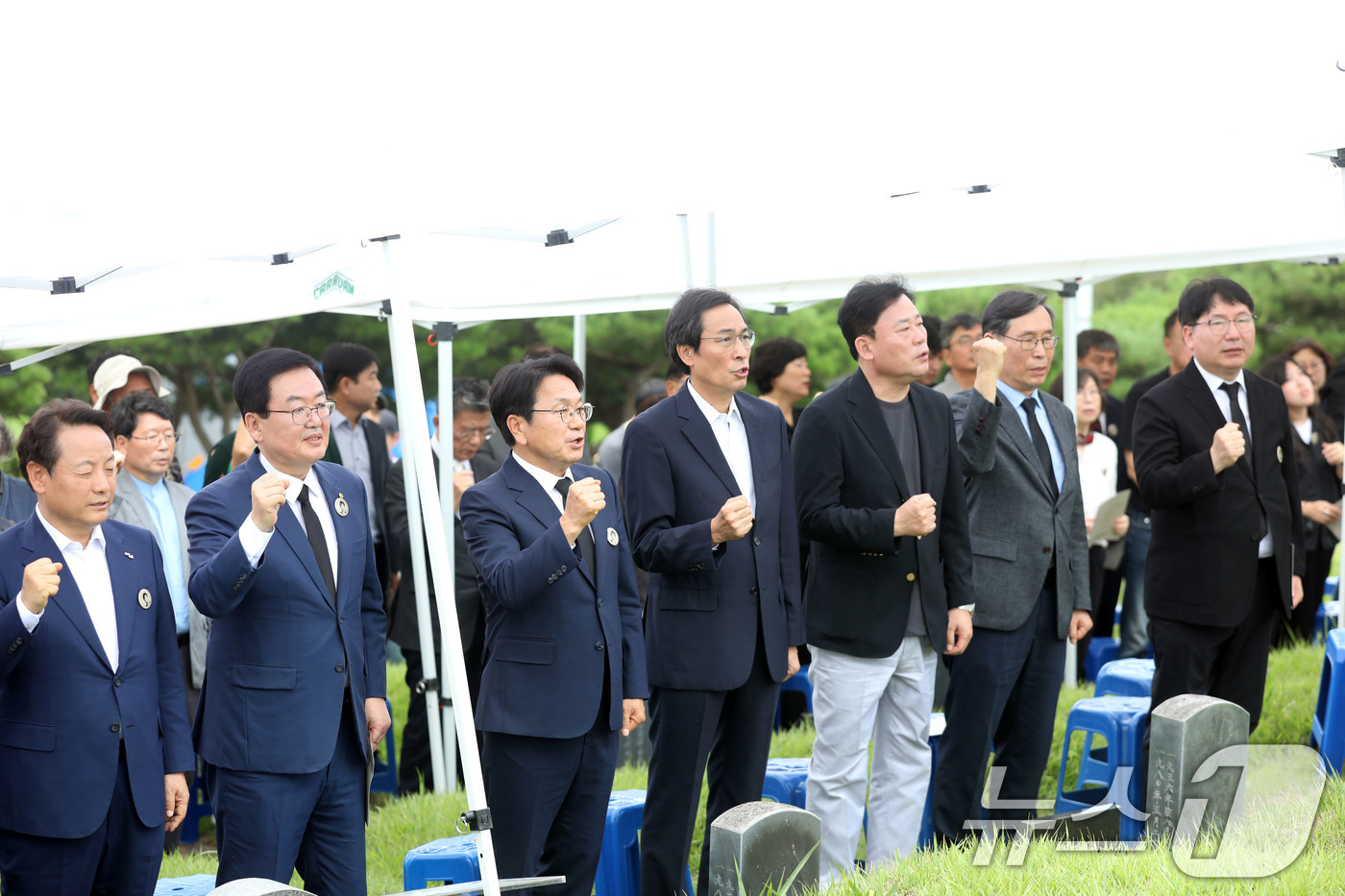 (광주=뉴스1) 박지현 기자 = 5일 오후 광주 북구 망월동 민족민주열사묘역에서 엄수된 '6월 항쟁 기폭제' 故 이한열 열사의 37주기 추모식에서 강기정 광주시장, 우상호 전 의원 …