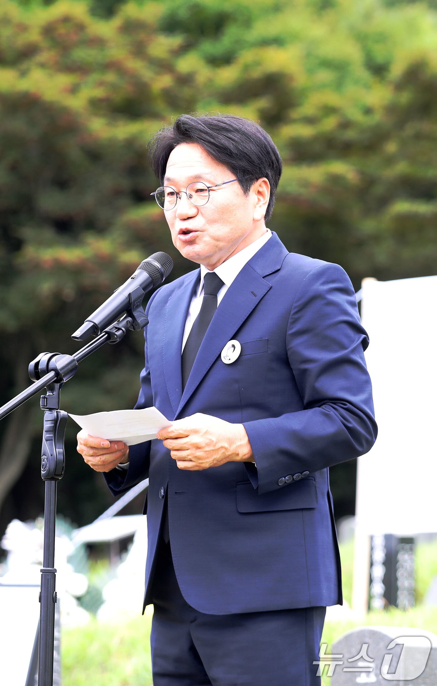 본문 이미지 - 강기정 광주시장이 5일 오후 광주 북구 망월동 민족민주열사에서 열린 37주기 이한열 열사 추모식에서 추모사하고 있다.2024.7.5/뉴스1 ⓒ News1 박지현 기자