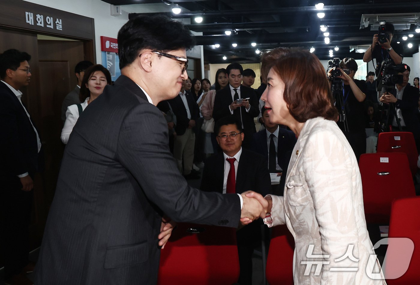 국민의힘 당권 주자인 한동훈 전 비상대책위원장과 나경원 의원이 5일 오후 서울 여의도 국민의힘 중앙당사에서 열린 미래를 위한 공정 경선 서약식에 참석하며 인사하고 있다. 2024.7.5/뉴스1 ⓒ News1 김민지 기자