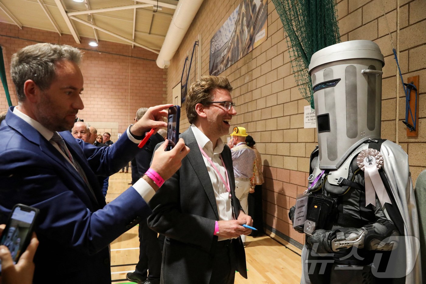 본문 이미지 - 리시 수낵 영국 총리의 지역구인 북요크셔 리치먼드-노샐러튼에 출마한 이른바 '빈페이스'가 5일 기자들과 만나 대화하고 있다. 2024.7.5 ⓒ 로이터=뉴스1 ⓒ News1 강민경 기자