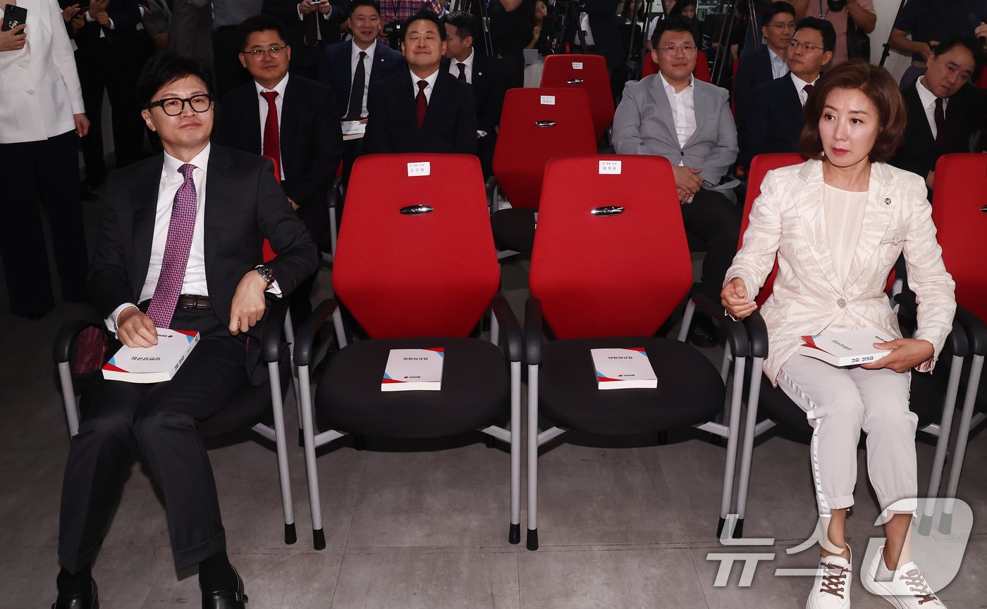 본문 이미지 - 국민의힘 당권 주자인 한동훈 전 비상대책위원장과 나경원 의원이 5일 오후 서울 여의도 국민의힘 중앙당사에서 열린 미래를 위한 공정 경선 서약식에 참석해 자리해 있다. 2024.7.5/뉴스1 ⓒ News1 김민지 기자