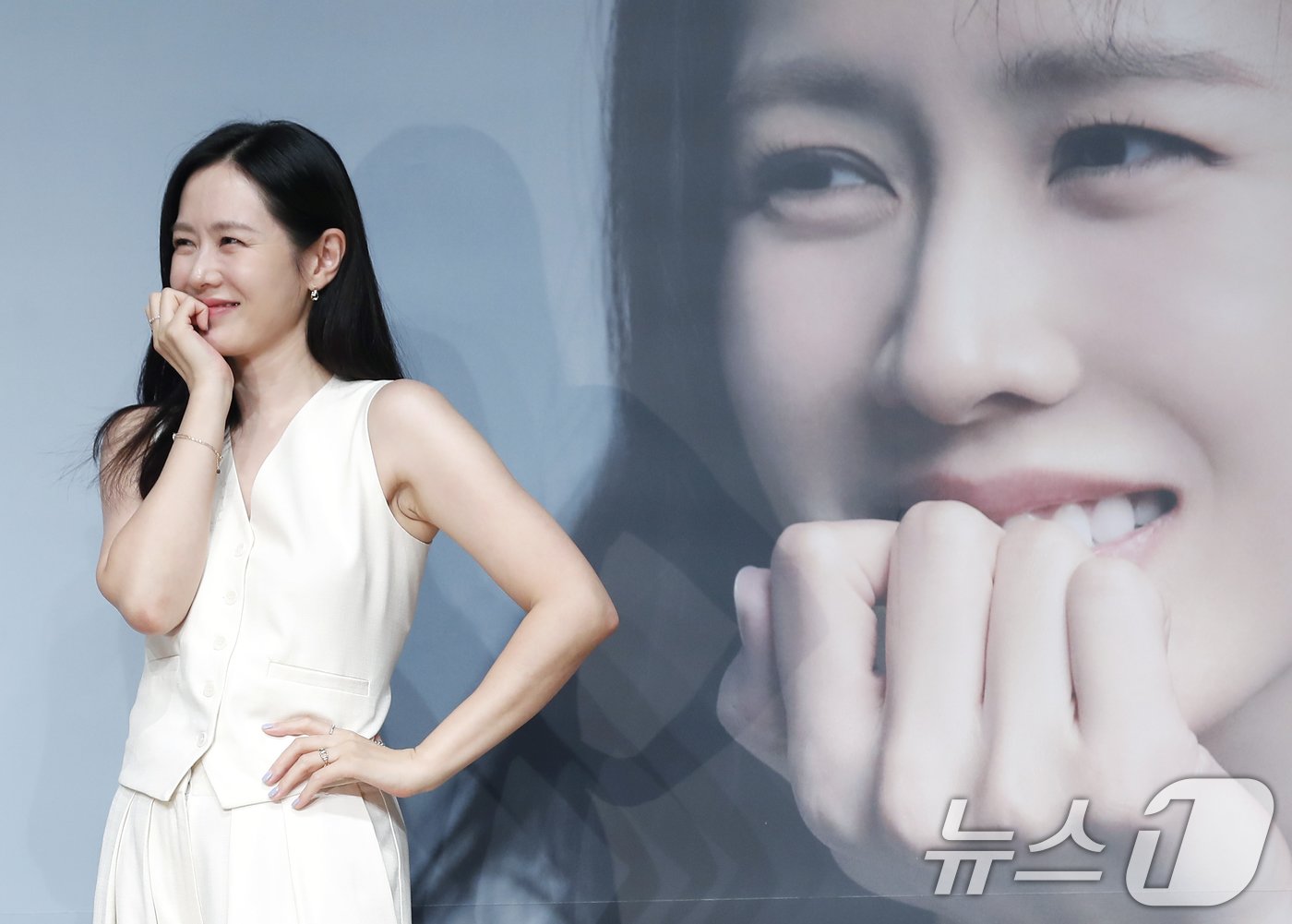 본문 이미지 - 배우 손예진이 5일 오후 경기도 부천시 원미구 현대백화점 중동점에서 진행된 제28회 부천국제판타스틱영화제 특별전 '독.보.적. 손예진'에서 포즈를 취하고 있다. '독.보.적. 손예진'이라는 타이틀로 진행된 이번 특별전에서는 배우 기념 책자 발간과 메가토크, 사진전 등 다양한 행사로 손예진의 23년 연기 세계를 집중 조명한다. 2024.7.5/뉴스1 ⓒ News1 권현진 기자