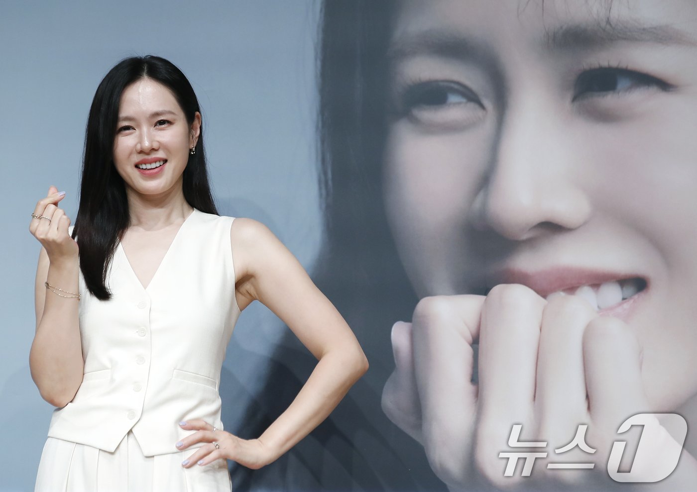 본문 이미지 - 배우 손예진이 5일 오후 경기도 부천시 원미구 현대백화점 중동점에서 진행된 제28회 부천국제판타스틱영화제 특별전 '독.보.적. 손예진'에서 포즈를 취하고 있다. '독.보.적. 손예진'이라는 타이틀로 진행된 이번 특별전에서는 배우 기념 책자 발간과 메가토크, 사진전 등 다양한 행사로 손예진의 23년 연기 세계를 집중 조명한다. 2024.7.5/뉴스1 ⓒ News1 권현진 기자