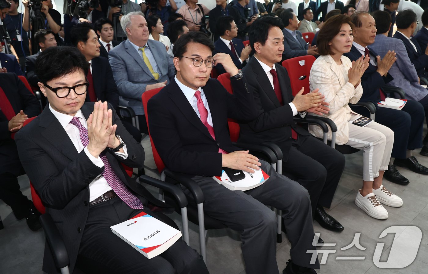 본문 이미지 - 국민의힘 당권 주자인 한동훈 전 비상대책위원장(왼쪽부터), 윤상현 의원, 원희룡 전 국토교통부 장관, 나경원 의원이 5일 오후 서울 여의도 국민의힘 중앙당사에서 열린 '미래를 위한 약속, 공정 경선 서약식'에 참석해 자리해 있다. 2024.7.5/뉴스1 ⓒ News1 김민지 기자