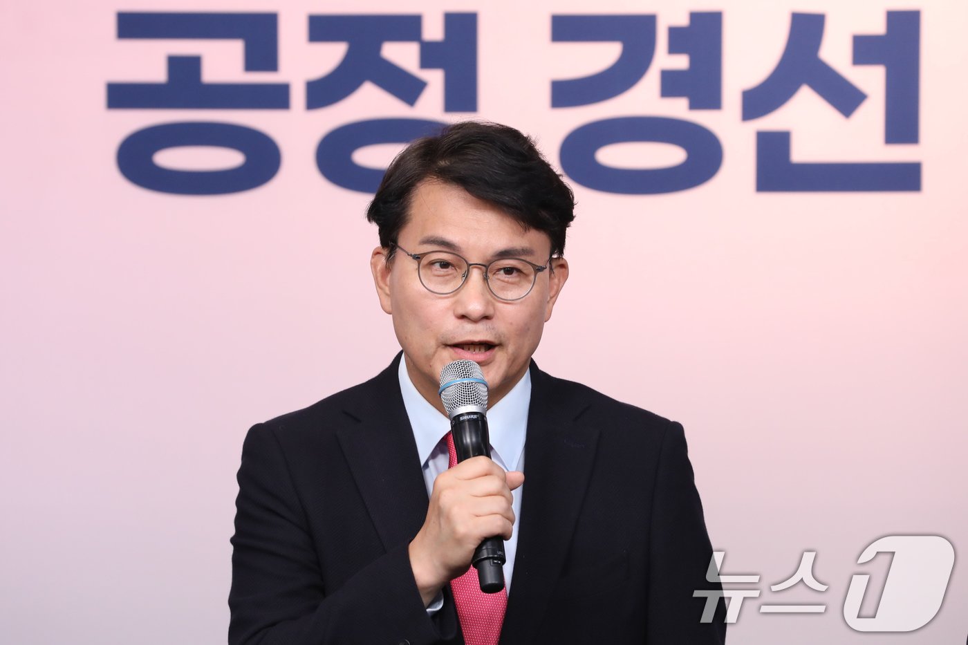 본문 이미지 - 윤상현 국민의힘 당대표 후보가 5일 오후 서울 여의도 국민의힘 중앙당사에서 열린 '미래를 위한 약속, 공정 경선 서약식'에 참석해 인사말을 하고 있다. (공동취재) 2024.7.5/뉴스1 ⓒ News1 김민지 기자