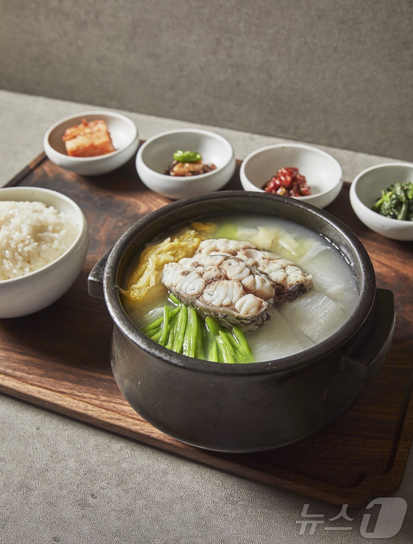 본문 이미지 - 해비치 호텔앤드리조트 한식당 '수운'의 민어탕.(해비치 호텔앤드리조트 제공)