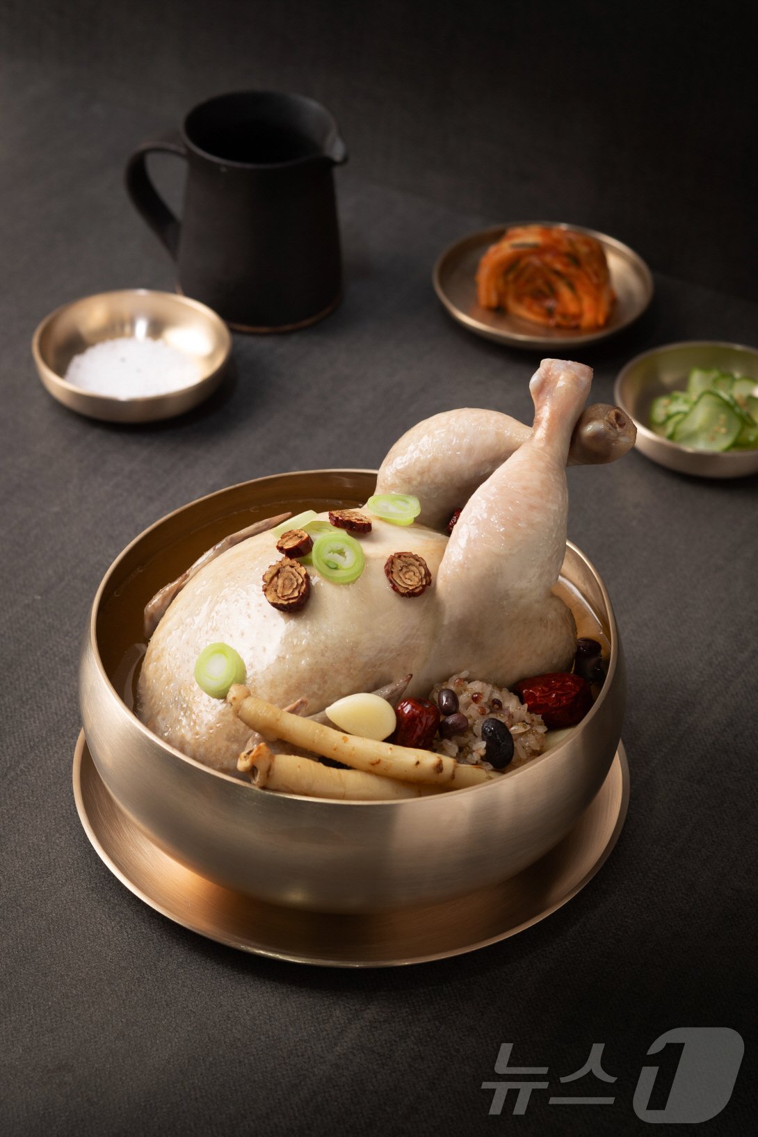 본문 이미지 - 메이필드호텔 서울이 출시한 HMR 궁중삼계탕.(메이필드호텔 제공)