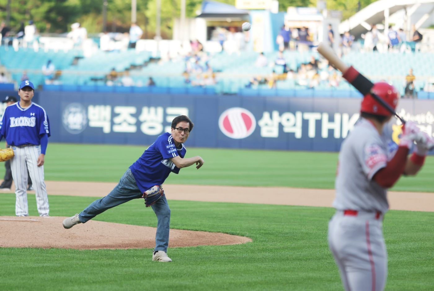 함진규 한국도로공사 사장이 시구를 하고 있다.&#40;한국도로공사 제공&#41;