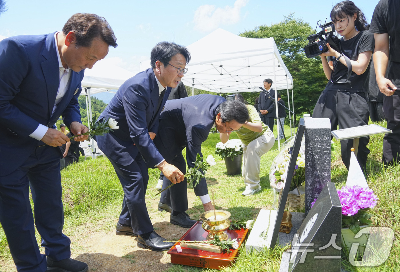 (광주=뉴스1) 이수민 기자 = 강기정 광주광역시장이 5일 오후 북구 망월동 민족민주열사묘역에서 진행된 '제37주기 이한열 열사 추모식'에 참석해 헌화를 하고 있다./광주광역시 제 …