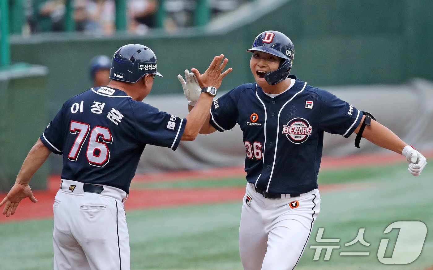 본문 이미지 - 5일 오후 인천시 SSG랜더스필드에서 열린 프로야구 ‘KBO 올스타 프라이데이’ 퓨처스 올스타전 북부리그와 남부리그의 경기에서 북부 임종성이 2회초 1사 주자 없는 상황에서 홈런을 치고 베이스를 돌고 있다. 2024.7.5/뉴스1 ⓒ News1 이승배 기자