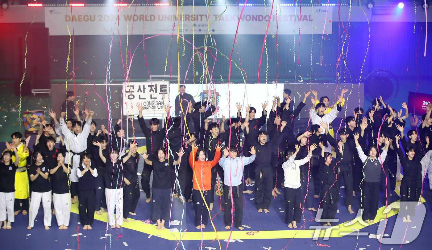 (대구=뉴스1) 공정식 기자 = 5일 오후 대구 달서구 계명대학교 성서캠퍼스에서 열린 '대구 2024 세계대학태권도페스티벌' 개막식에서 계명대 태권도학과 학생들이 축하 공연을 선보 …
