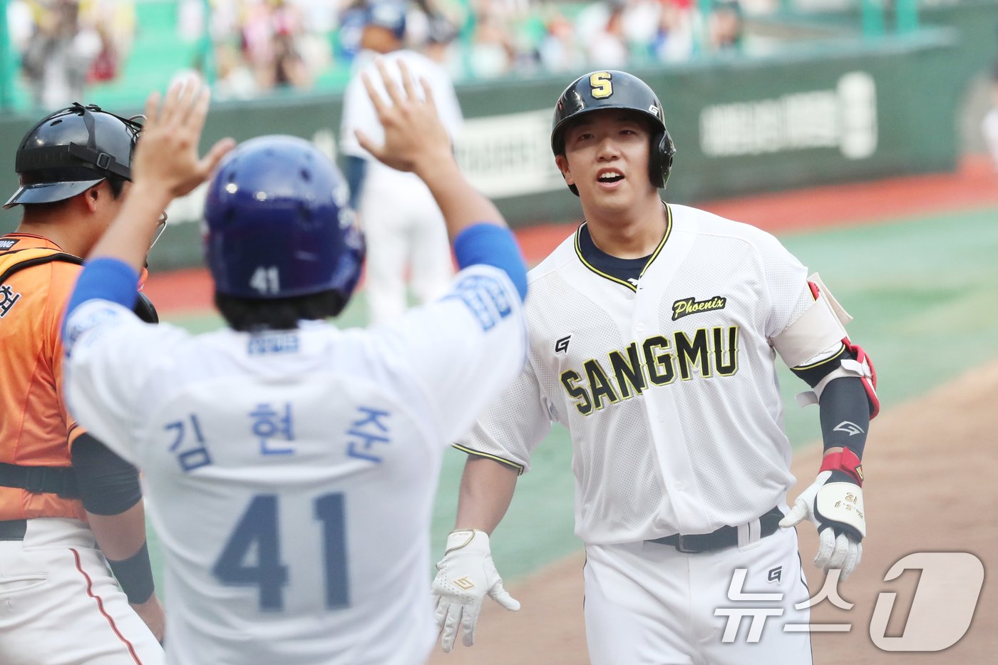 5일 오후 인천시 SSG랜더스필드에서 열린 프로야구 ‘KBO 올스타 프라이데이’ 퓨처스 올스타전 북부리그와 남부리그의 경기에서 남부 조세진이 3회말 2사 주자 1,2루 상황 홈런을 치고 홈인하고 있다. 2024.7.5/뉴스1 ⓒ News1 이승배 기자