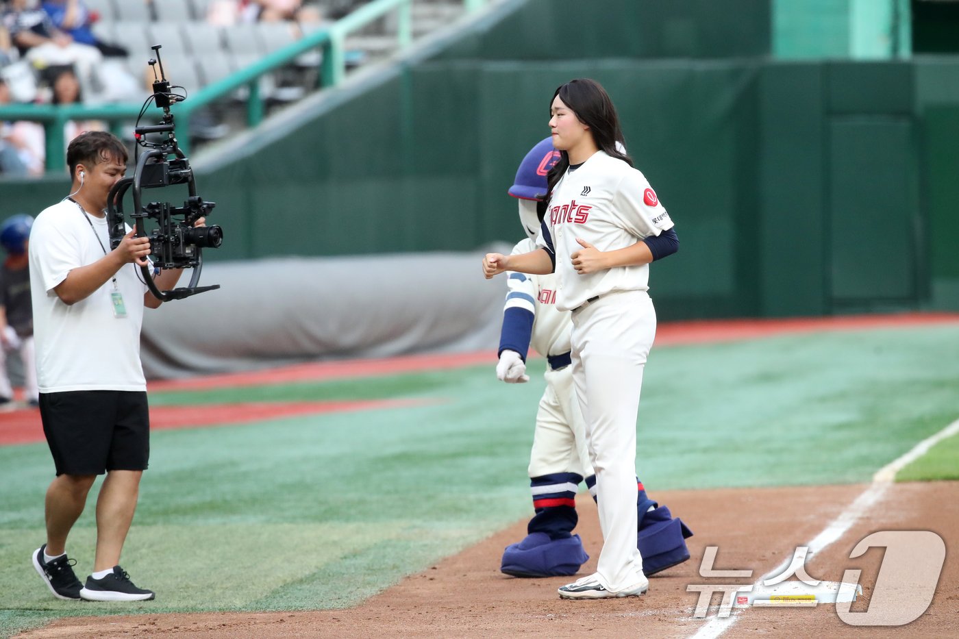 5일 오후 인천시 SSG랜더스필드에서 열린 프로야구 ‘KBO 올스타 프라이데이’ 퓨처스 올스타전 북부리그와 남부리그의 경기에서 남부 박준우가 4회초 마운드에 오르기 전 춤을 선보이고 있다. 2024.7.5/뉴스1 ⓒ News1 이승배 기자