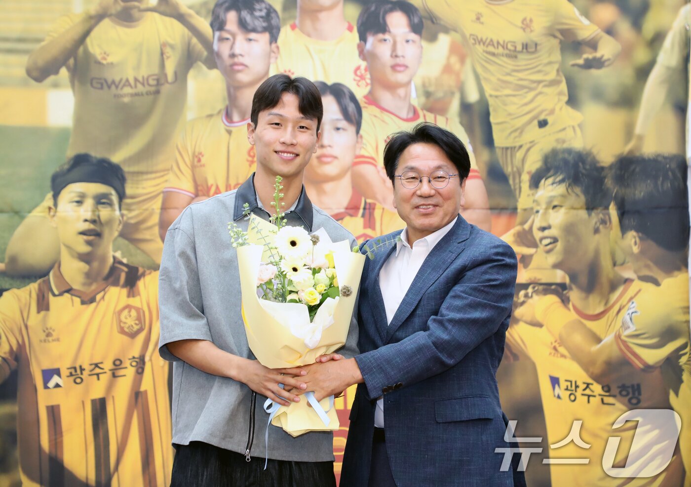 본문 이미지 - 5일 오후 광주시청 시민휴게공간에서 열린 광주FC 엄지성 선수 환송회 &#39;엄지성, 너의 꿈을 응원해&#39;에서 구단주인 강기정 광주광역시장이 엄지성 선수에게 꽃다발을 전달하고 있다.2024.7.5/뉴스1 ⓒ News1 이수민 기자