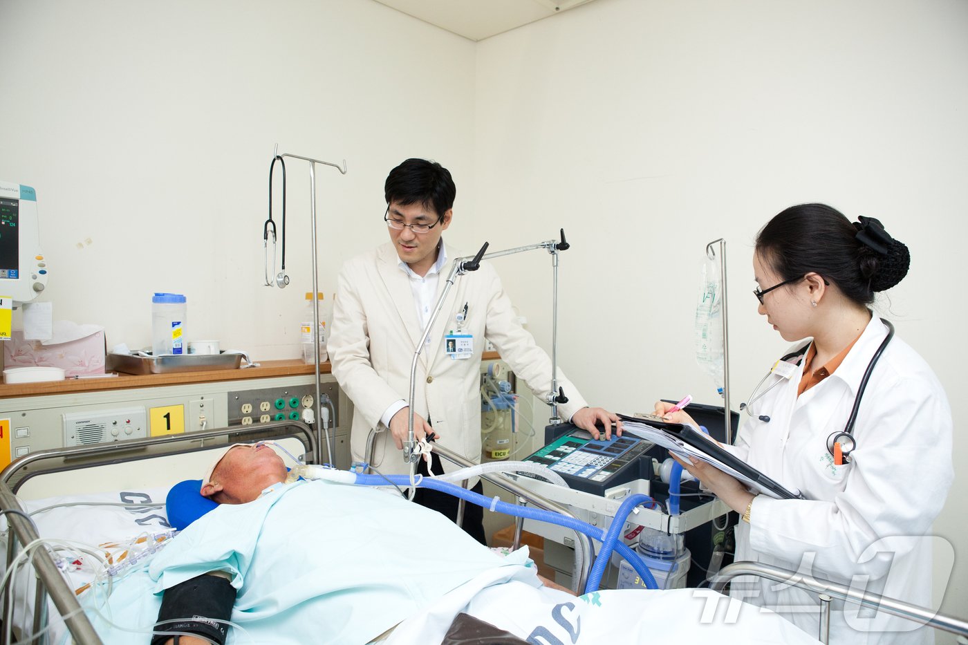 본문 이미지 - 조항주 대한외상학회 이사장이 과거 환자 회진을 진행하는 모습(가톨릭대학교 의정부성모병원 제공)