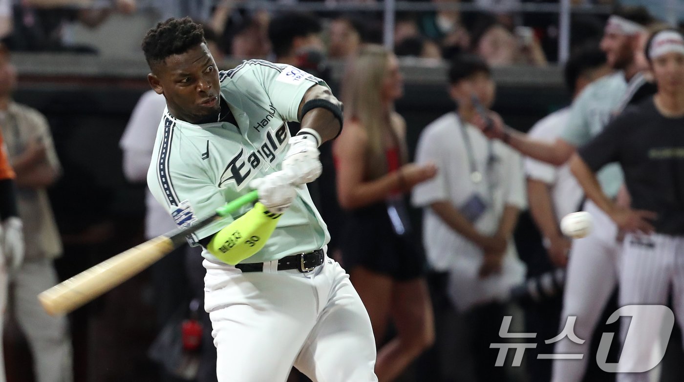 본문 이미지 - 5일 오후 인천시 SSG랜더스필드에서 열린 ‘KBO 올스타 프라이데이’ 컴투스프로야구 홈런더비에서 한화 페라자가 스윙하고 있다. 2024.7.5/뉴스1 ⓒ News1 이승배 기자
