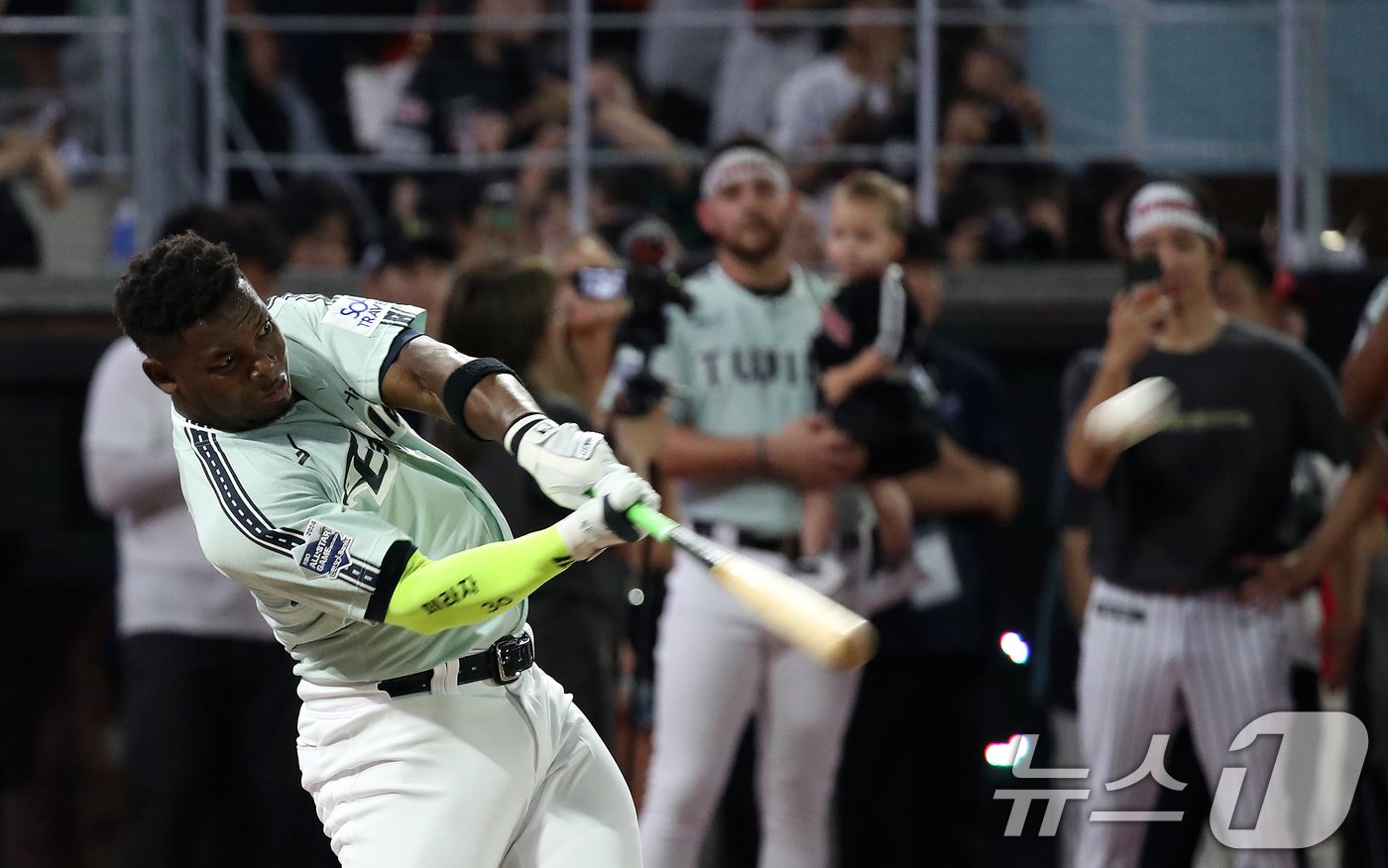 본문 이미지 - 5일 오후 인천시 SSG랜더스필드에서 열린 ‘KBO 올스타 프라이데이’ 컴투스프로야구 홈런더비에서 한화 페라자가 스윙하고 있다. 2024.7.5/뉴스1 ⓒ News1 이승배 기자