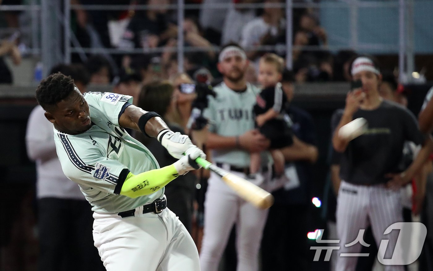 5일 오후 인천시 SSG랜더스필드에서 열린 ‘KBO 올스타 프라이데이’ 컴투스프로야구 홈런더비에서 한화 페라자가 스윙하고 있다. 2024.7.5/뉴스1 ⓒ News1 이승배 기자