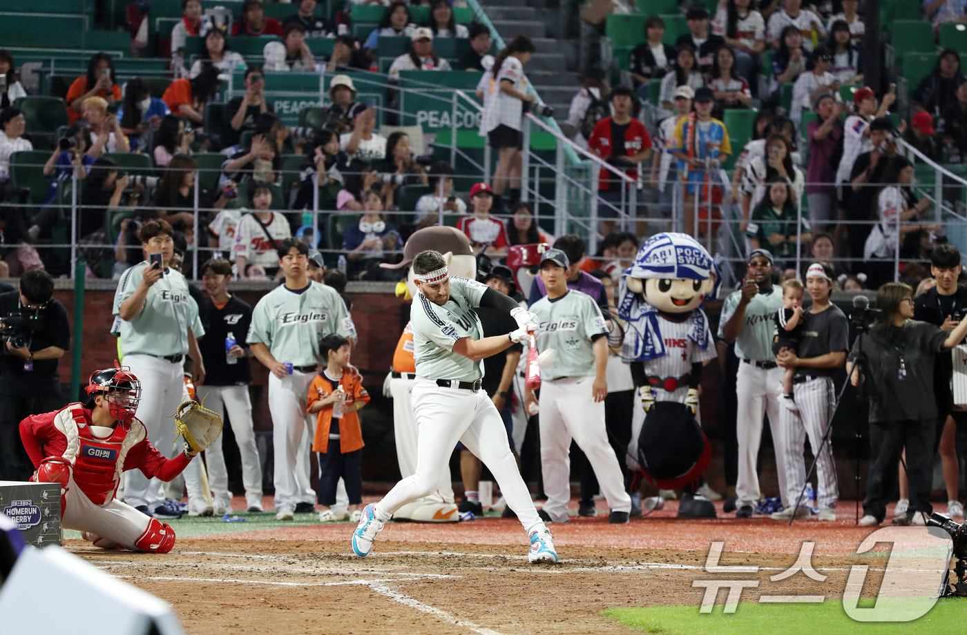 (인천=뉴스1) 이승배 기자 = 5일 오후 인천시 SSG랜더스필드에서 열린 ‘KBO 올스타 프라이데이’ 컴투스프로야구 홈런더비에서 LG 오스틴이 스윙하고 있다. 2024.7.5/뉴 …