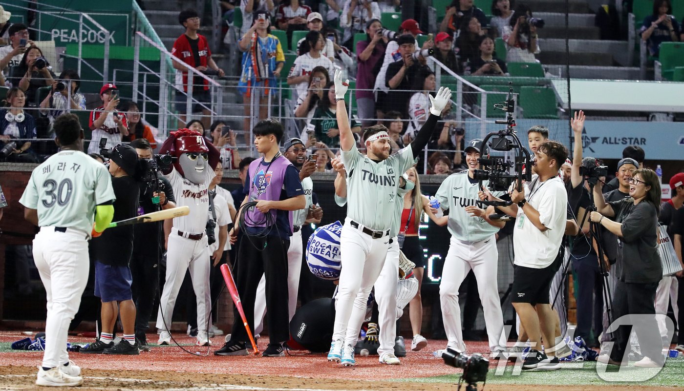 5일 오후 인천시 SSG랜더스필드에서 열린 ‘KBO 올스타 프라이데이’ 컴투스프로야구 홈런더비에서 우승한 LG 오스틴이 기뻐하고 있다. 2024.7.5/뉴스1 ⓒ News1 이승배 기자