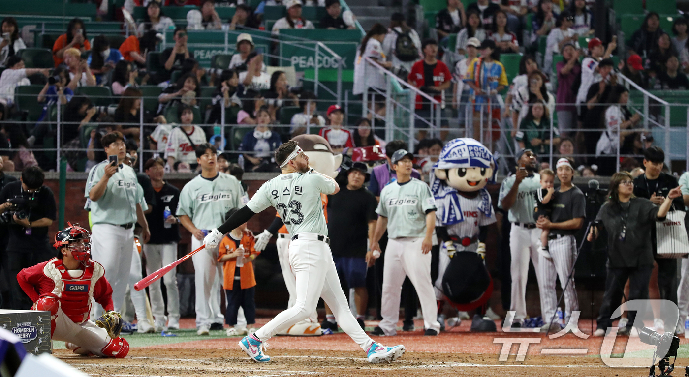 (인천=뉴스1) 이승배 기자 = 5일 오후 인천시 SSG랜더스필드에서 열린 ‘KBO 올스타 프라이데이’ 컴투스프로야구 홈런더비에서 LG 오스틴이 스윙하고 있다. 2024.7.5/뉴 …