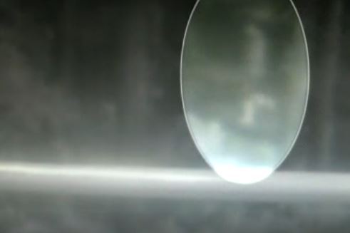 본문 이미지 - 범행 장소에서 약 7㎞ 떨어진 산자락에 몰고 온 승용차를 버리고 달아나는 황 씨. (SBS 갈무리)