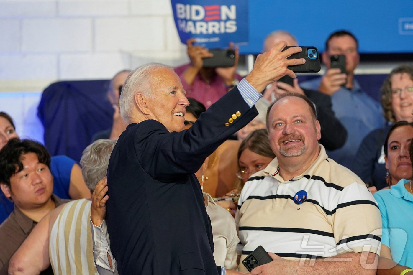 본문 이미지 - 조 바이든 미국 대통령이 5일(현지시간) 미국 위스콘신주 매디슨에 있는 한 중학교에서 열린 캠페인 행사에서 지지자들과 셀카를 찍고 있다. 2024.7.5. ⓒ 로이터=뉴스1 ⓒ News1 김현 특파원