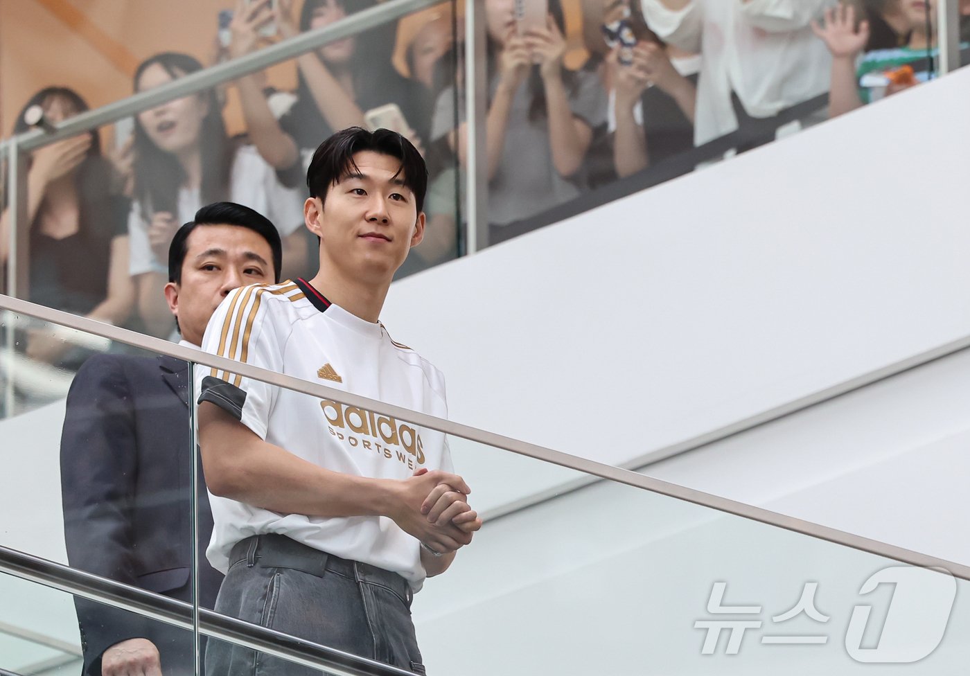 본문 이미지 - 토트넘 손흥민이 6일 서울 영등포구 타임스퀘어에서 열린 아디다스 축구화 F50 발매 기념행사 '오직 스피드를 위해-SON IS COMING'에 참석하고 있다. 2024.7.6/뉴스1 ⓒ News1 김도우 기자