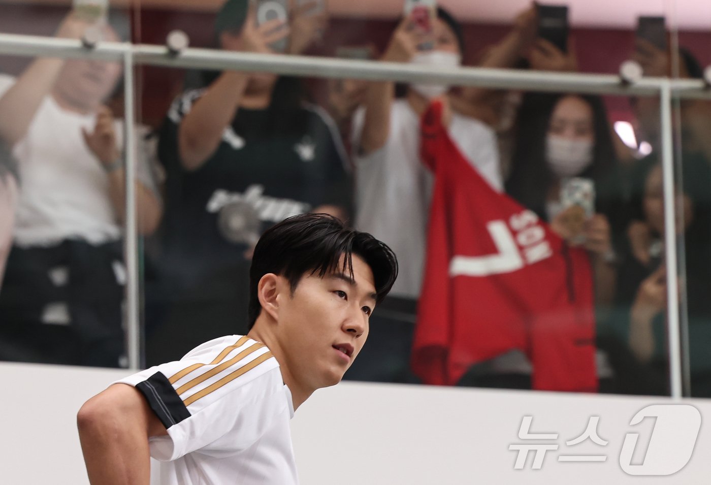 본문 이미지 - 토트넘 손흥민이 6일 서울 영등포구 타임스퀘어에서 열린 아디다스 축구화 F50 발매 기념행사 '오직 스피드를 위해-SON IS COMING'에 참석하고 있다. 2024.7.6/뉴스1 ⓒ News1 김도우 기자