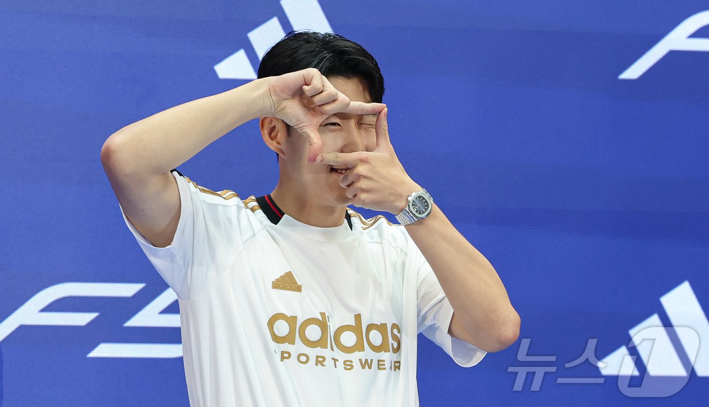 본문 이미지 - 토트넘 손흥민이 6일 서울 영등포구 타임스퀘어에서 열린 아디다스 축구화 F50 발매 기념행사 '오직 스피드를 위해-SON IS COMING'에 참석해 포즈를 취하고 있다. 2024.7.6/뉴스1 ⓒ News1 김도우 기자