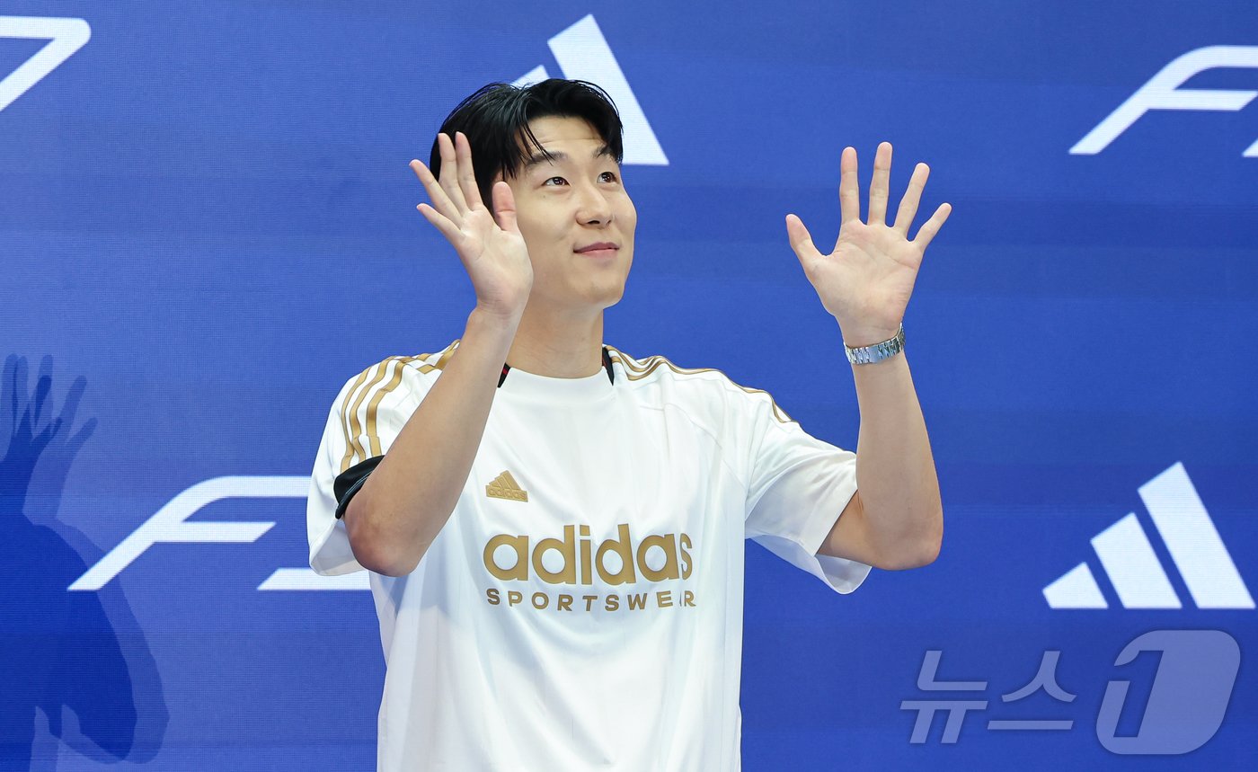 본문 이미지 - 토트넘 손흥민이 6일 서울 영등포구 타임스퀘어에서 열린 아디다스 축구화 F50 발매 기념행사 '오직 스피드를 위해-SON IS COMING'에 참석해 포즈를 취하고 있다. 2024.7.6/뉴스1 ⓒ News1 김도우 기자