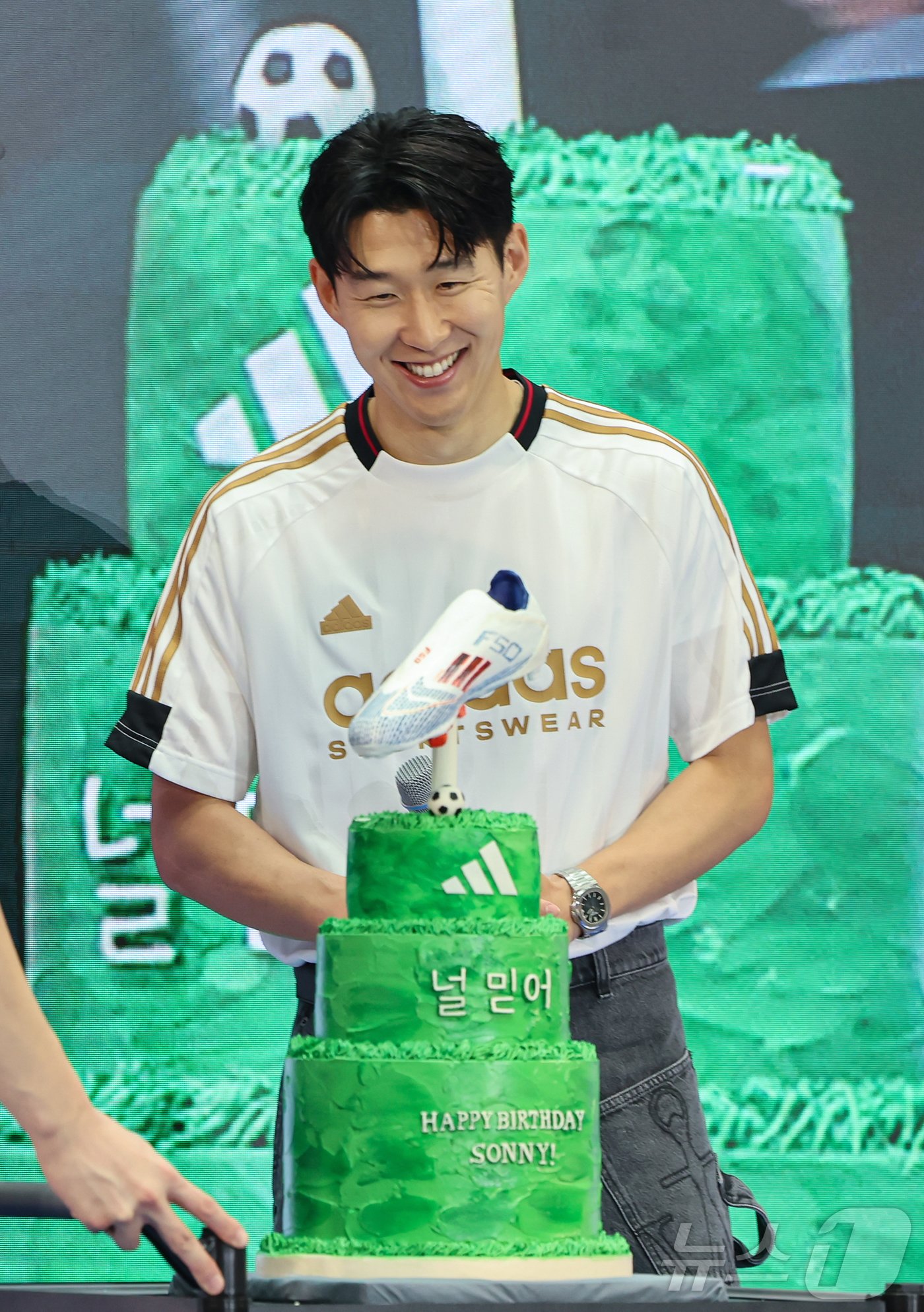 본문 이미지 - 토트넘 손흥민이 6일 서울 영등포구 타임스퀘어에서 열린 아디다스 축구화 F50 발매 기념행사 '오직 스피드를 위해-SON IS COMING'에 참석해 생일케이크를 선물받고 있다. 2024.7.6/뉴스1 ⓒ News1 김도우 기자