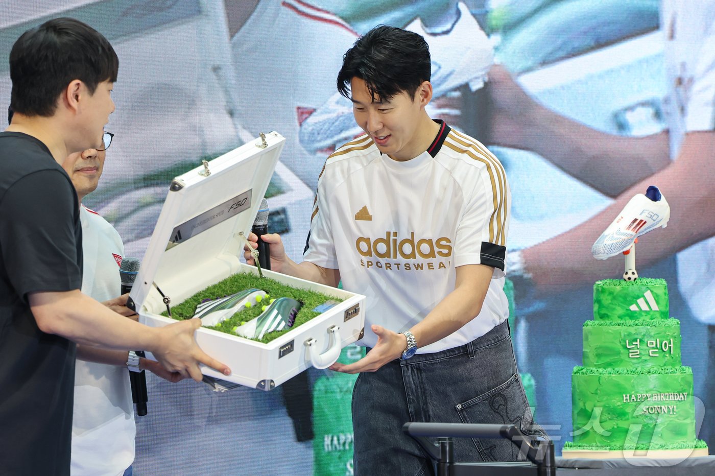 본문 이미지 - 토트넘 손흥민이 6일 서울 영등포구 타임스퀘어에서 열린 아디다스 축구화 F50 발매 기념행사 '오직 스피드를 위해-SON IS COMING'에 참석해 첫 골을 넣었던 축구화 모델을 선물받고 있다. 2024.7.6/뉴스1 ⓒ News1 김도우 기자