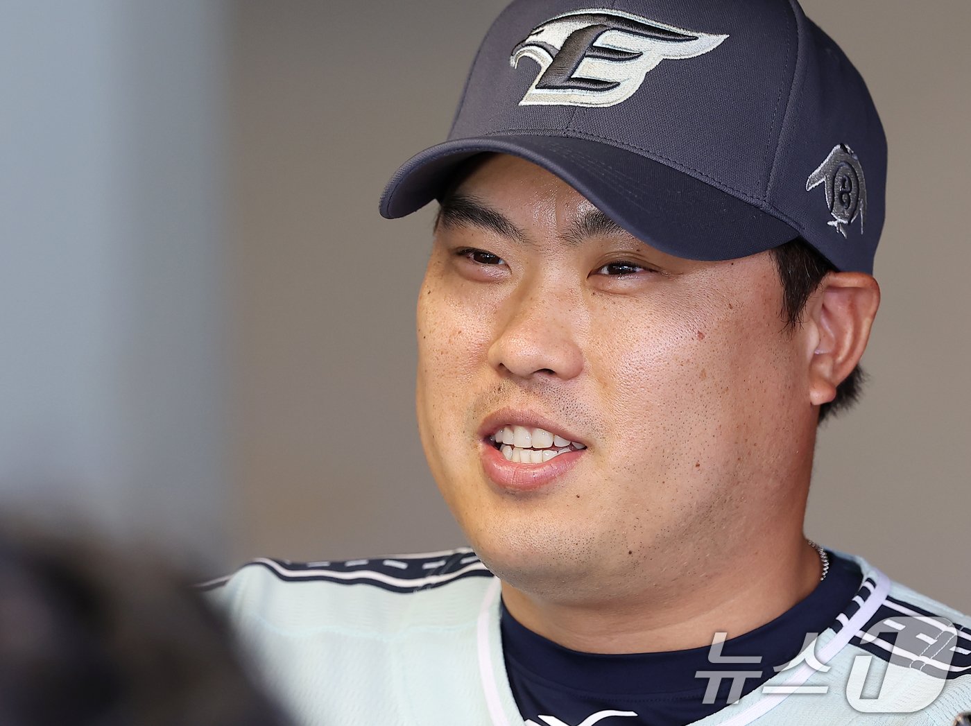 본문 이미지 - 한화 이글스 류현진이 6일 오후 인천시 미추홀구 문학동 SSG랜더스필드에서 '2024 신한 SOL Bank KBO 올스타전’에 앞서 취재진과 인터뷰를 하고 있다. 2024.7.6/뉴스1 ⓒ News1 김진환 기자