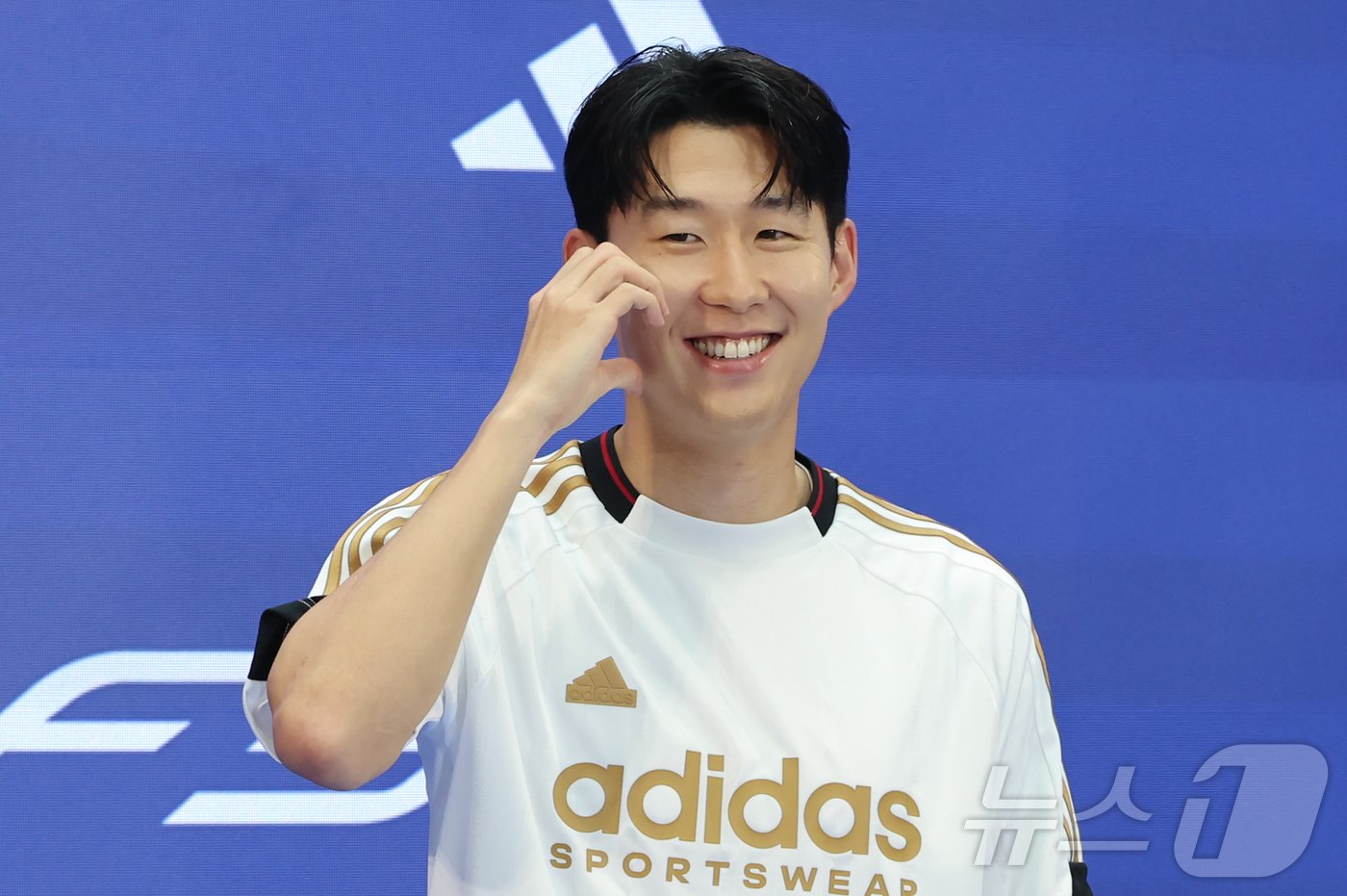 본문 이미지 - 토트넘 손흥민이 6일 서울 영등포구 타임스퀘어에서 열린 아디다스 축구화 F50 발매 기념행사 '오직 스피드를 위해-SON IS COMING'에 참석해 포즈를 취하고 있다. 2024.7.6/뉴스1 ⓒ News1 김도우 기자