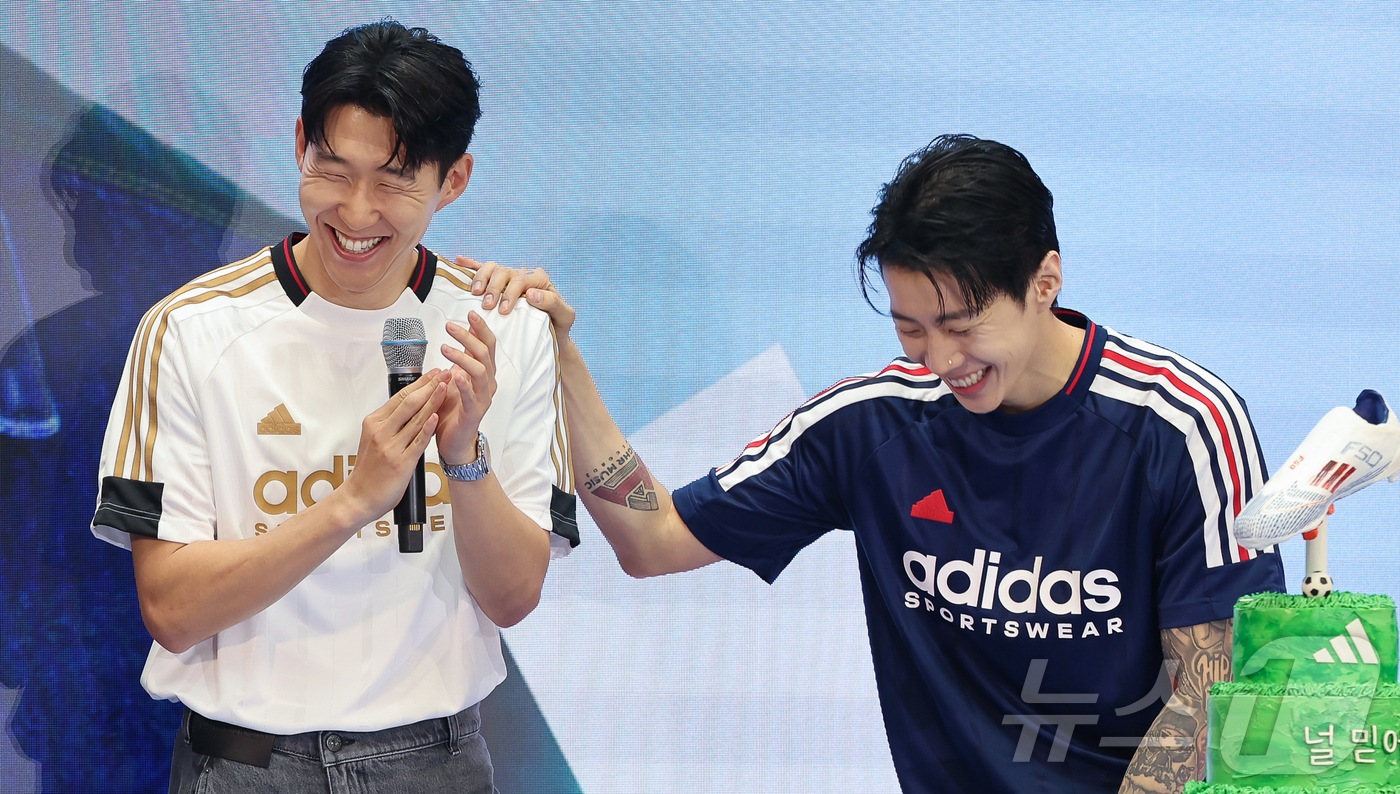 (서울=뉴스1) 김도우 기자 = 토트넘 손흥민과 가수 박재범이 6일 서울 영등포구 타임스퀘어에서 열린 아디다스 축구화 F50 발매 기념행사 '오직 스피드를 위해-SON IS COM …