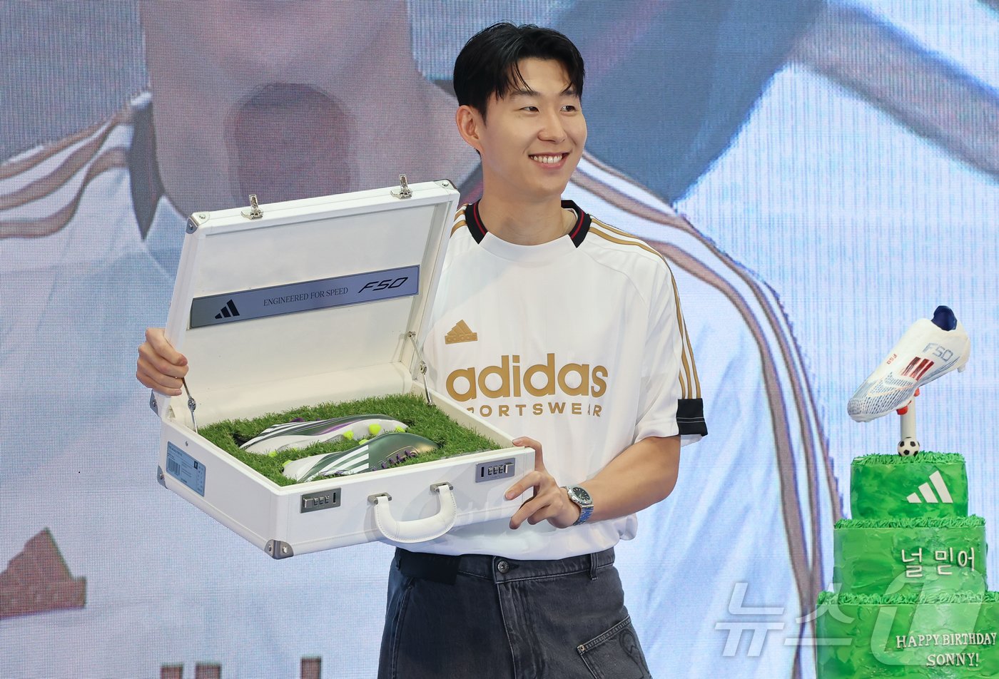 본문 이미지 - 토트넘 손흥민이 6일 서울 영등포구 타임스퀘어에서 열린 아디다스 축구화 F50 발매 기념행사 &#39;오직 스피드를 위해-SON IS COMING&#39;에 참석해 첫 골을 넣었던 축구화 모델을 선물받고 있다. 2024.7.6/뉴스1 ⓒ News1 김도우 기자