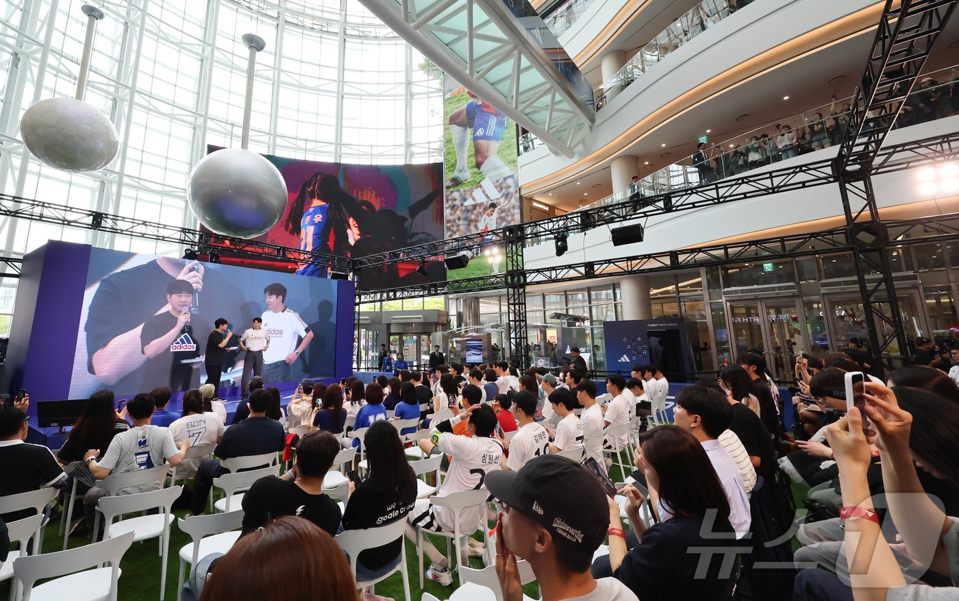 토트넘 손흥민이 6일 서울 영등포구 타임스퀘어에서 열린 아디다스 축구화 F50 발매 기념행사 &#39;오직 스피드를 위해-SON IS COMING&#39;에 참석해 인사말을 하고 있다. 2024.7.6/뉴스1 ⓒ News1 김도우 기자