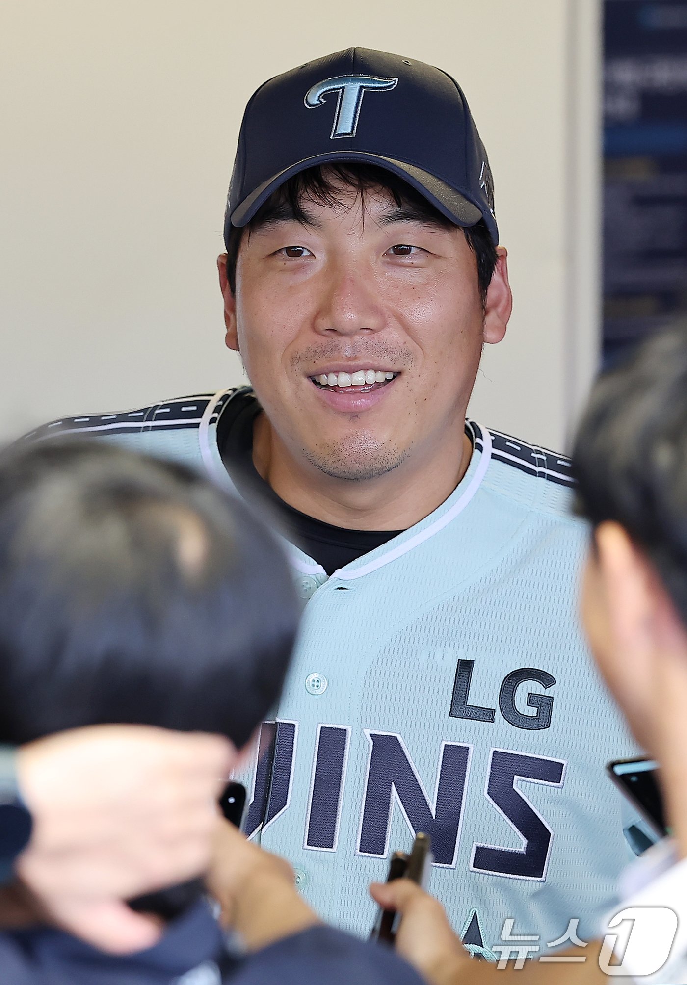 LG 트윈스 김현수가 6일 오후 인천시 미추홀구 문학동 SSG랜더스필드에서 &#39;2024 신한 SOL Bank KBO 올스타전’에 앞서 취재진과 인터뷰를 하고 있다. 2024.7.6/뉴스1 ⓒ News1 김진환 기자