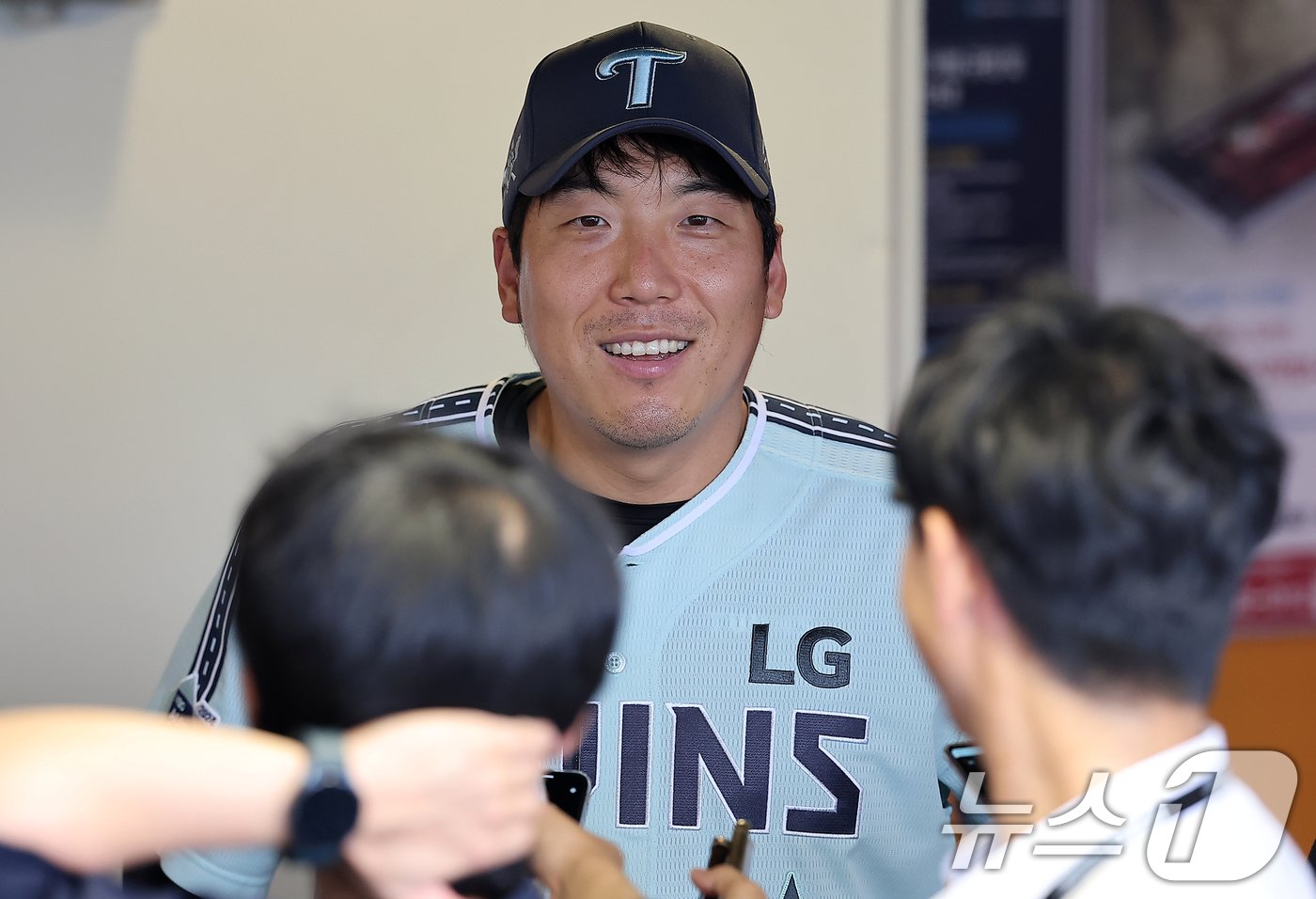 LG 트윈스 김현수가 6일 오후 인천시 미추홀구 문학동 SSG랜더스필드에서 &#39;2024 신한 SOL Bank KBO 올스타전’에 앞서 취재진과 인터뷰를 하고 있다. 2024.7.6/뉴스1 ⓒ News1 김진환 기자