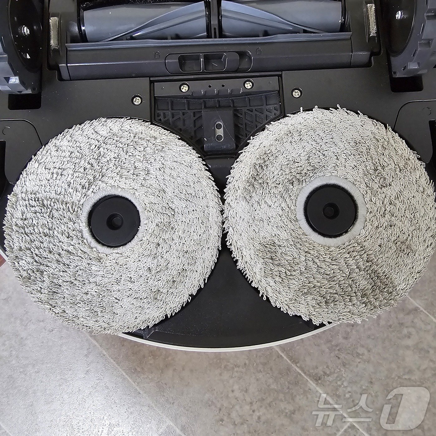 본문 이미지 - 바닥에 흘린 탄산음료와 간장을 청소한 뒤 고온 스팀 세척을 거친 물걸레 모습.