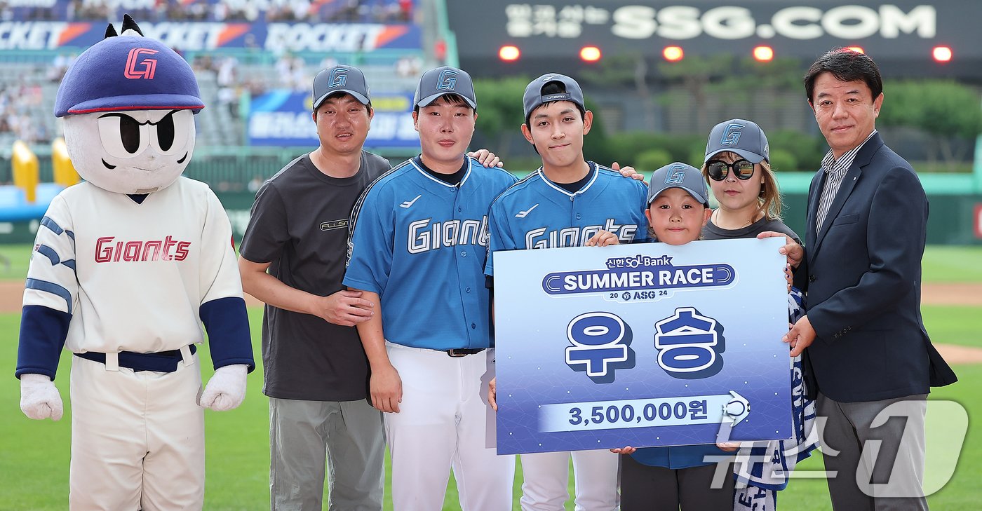 6일 오후 인천시 미추홀구 문학동 SSG랜더스필드에서 &#39;2024 신한 SOL Bank KBO 올스타전’에 앞서 열린 올스타 썸머레이스에서 2년 연속 우승을 차지한 롯데 자이언츠 정보근과 황성빈이 팬들과 기념 촬영을 하고 있다. 2024.7.6/뉴스1 ⓒ News1 김진환 기자