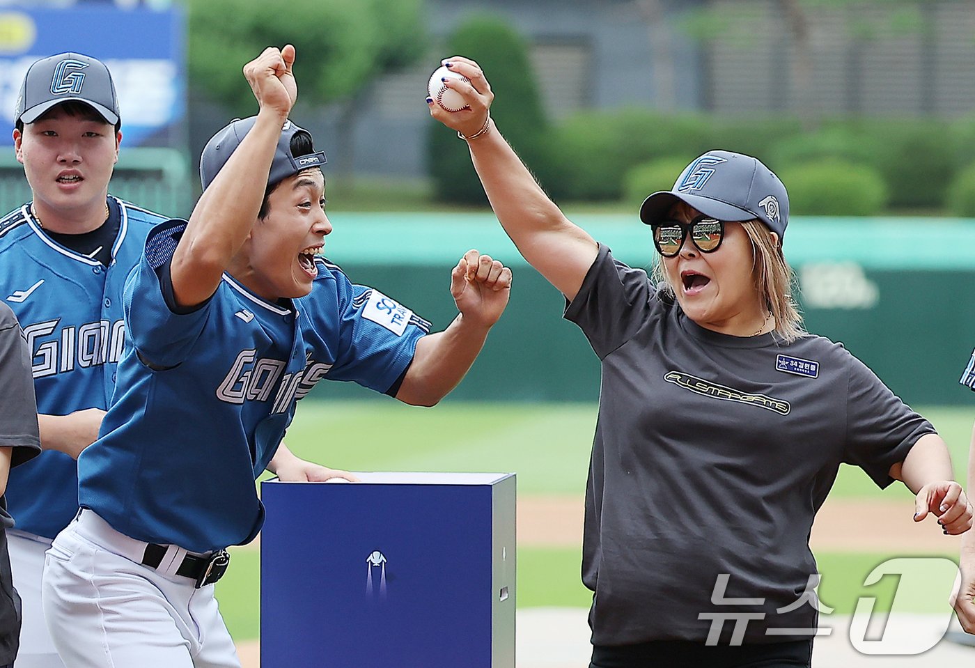 롯데 자이언츠 황성빈이 6일 오후 인천시 미추홀구 문학동 SSG랜더스필드에서 &#39;2024 신한 SOL Bank KBO 올스타전’에 앞서 열린 올스타 썸머레이스에서 우승이 확정되자 함께 출전한 여성팬과 기쁨을 나누고 있다. 2024.7.6/뉴스1 ⓒ News1 김진환 기자