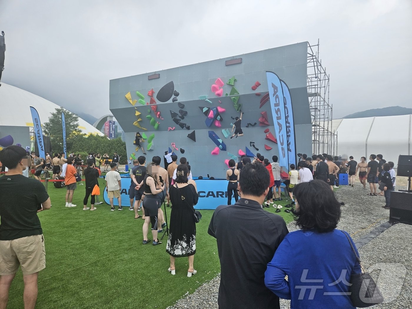 본문 이미지 - 6일 낮 강원 춘천 송암동 일대에서 열리는 ‘송암썸머페스티벌’ 에서 관광객들이 클라이밍을 하며 즐거운 시간을 보내고 있다. 2024.7.6 한귀섭 기자